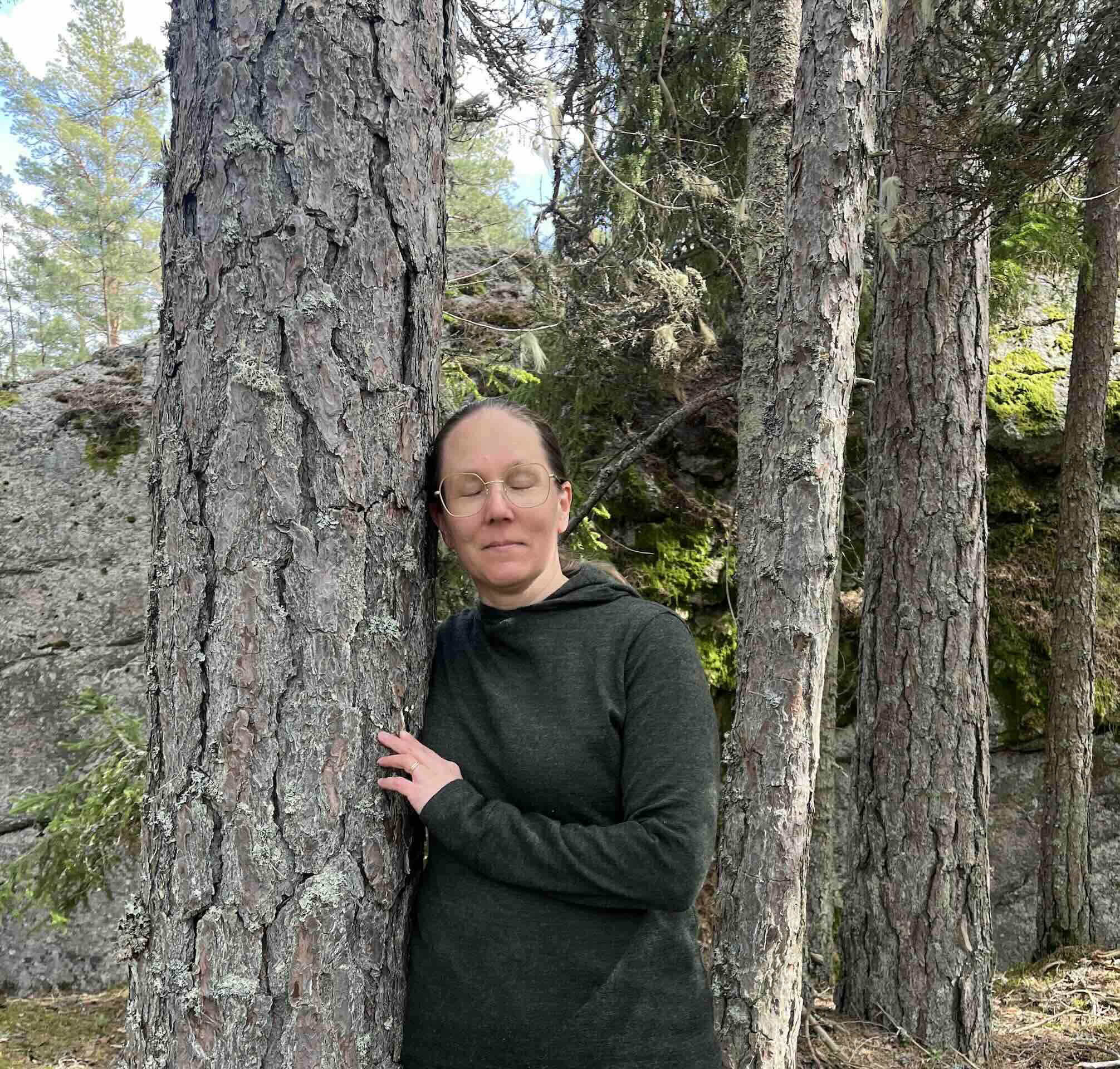 Tietoisen läsnäolon hetki Lohikäärmekivellä Lohjalla